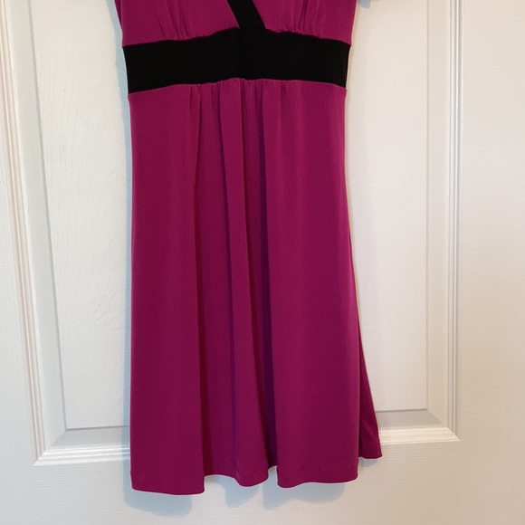 Short Sleeve V-neck Dress - Picture 3 of 8